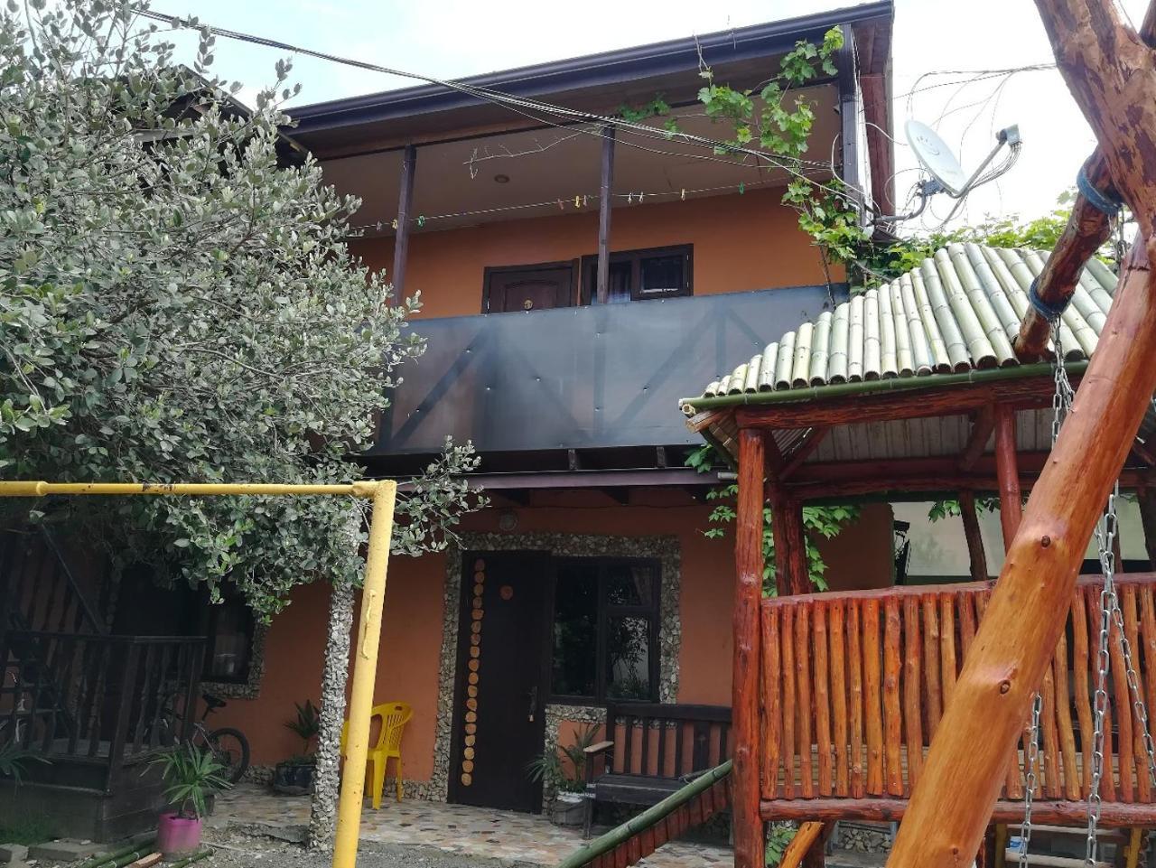 Guest House Lev Pitsoenda Buitenkant foto