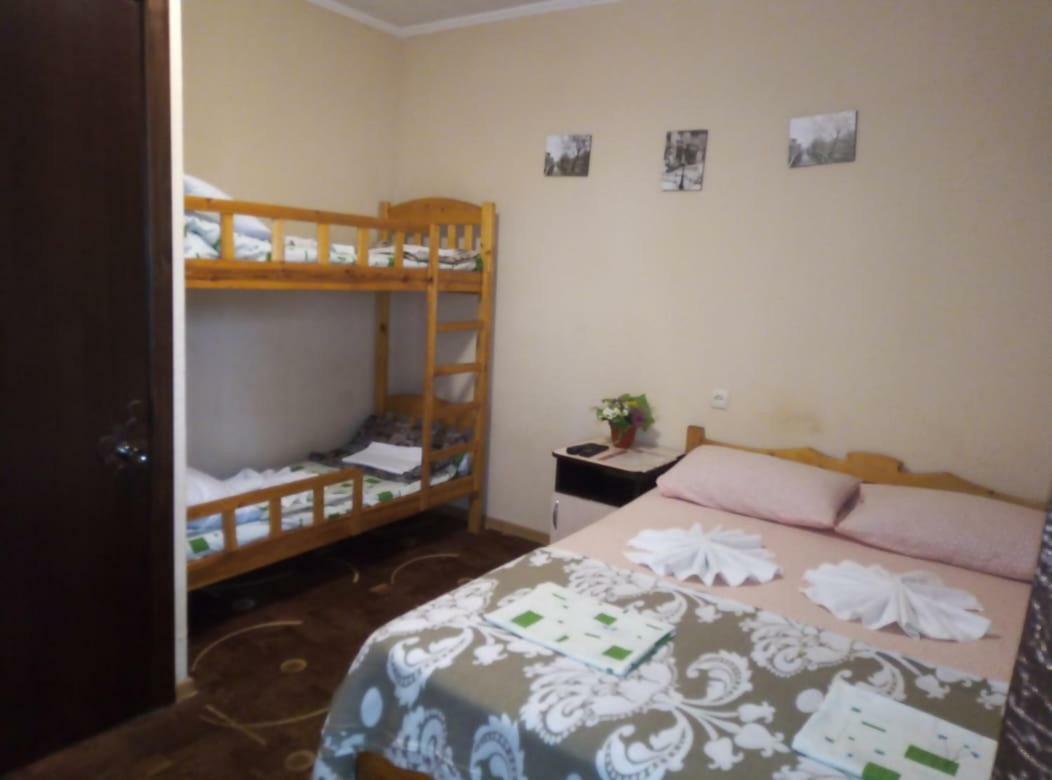 Guest House Lev Pitsoenda Buitenkant foto